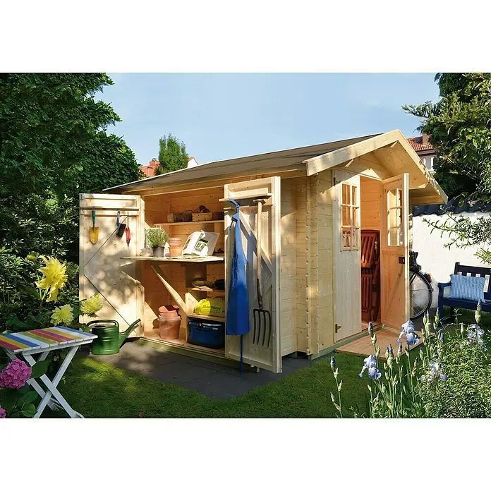 Kiehnholz Gartenhaus Oslo - Außenmaß inkl. Dachüberstand (B x T): 362 x 263 cm, Holz, Natur - Offene Holzhütte im Garten mit Werkzeugen, Pflanzentisch und blauem Vorhang. Ein idyllischer Ort für Gartenarbeit und Entspannung.