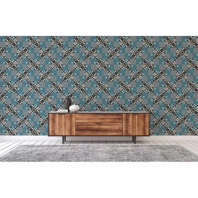 Tapete Fliesen Luca M1-No.522 Vliestapete Schwarz Blau Landhaus -  - Ein hölzernes Sideboard mit zwei Schubladen und zwei Schränken, darauf zwei dekorative Vasen, in einem Raum mit gemusterter Tapete und einem grauen Teppich.