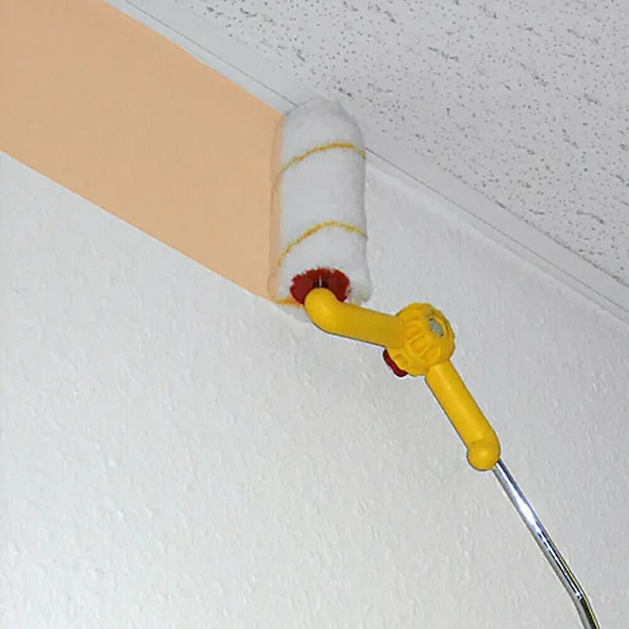 Lehnartz Farbroller Flexi - 11 cm, Stufenlos verstellbar - Farbenfroher Anblick: Farbroller mit gelbem Griff und frischem Farbanstrich an einer Wand.