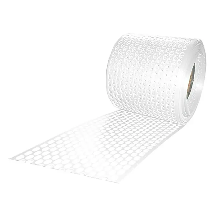 Sarei Vogelschutzgitter - 5 m x 100 mm, Weiß - Nahaufnahme einer Rolle weißes, perforiertes Netzband, das sich abrollt. Ideal zum Basteln und Verpacken.