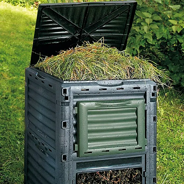 Komposter - 300 l, 61 x 61 x 83 cm - Ein beladener Kompostbehälter mit geöffnetem Deckel, gefüllt mit Gartenabfällen. Ideal zur Kompostierung im Garten.