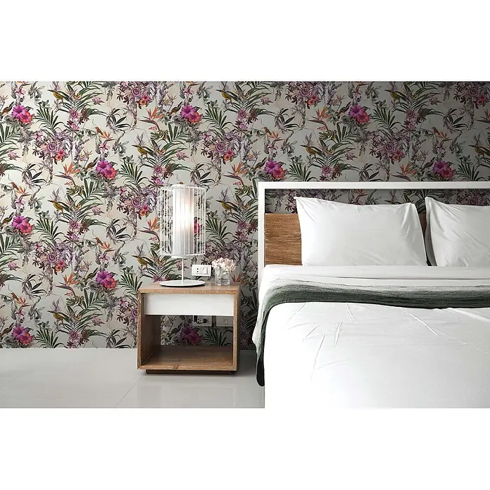 Tapete Tiere Maria M1-No.792 Vliestapete Grün Beige Blumenoptik Dschungel -  - Tropische Blumen- und Vogelmuster-Tapete in Lila-, Rosa-, Grün- und Orangetönen, schmückt eine Schlafzimmerwand neben einem Bett.