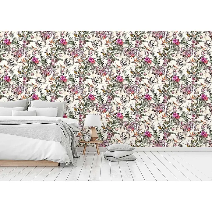 Tapete Tiere Maria M1-No.792 Vliestapete Grün Beige Blumenoptik Dschungel -  - Tropische botanische Tapete mit lebhaftem Blumen- und Vogelmuster auf hellem geometrischem Hintergrund, an einer Schlafzimmerwand.