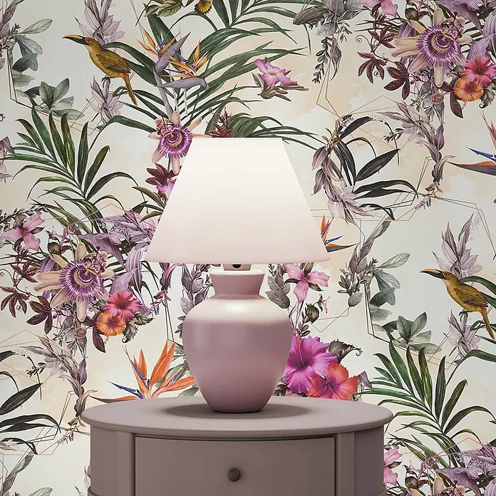 Tapete Tiere Maria M1-No.792 Vliestapete Grün Beige Blumenoptik Dschungel -  - Rosa Tischlampe auf einem runden graulila Tisch vor einer tropischen Tapete.