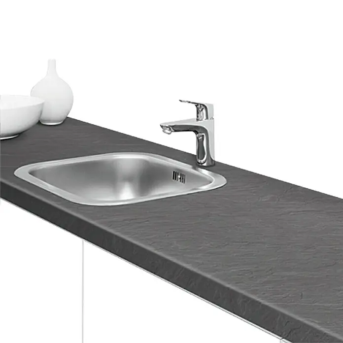 Resopal Basic Küchenarbeitsplatte nach Maß - Tagus Slate, Stärke: 3,8 cm, Breite: 60 cm - Eine Küchenspüle aus Edelstahl mit Wasserhahn auf einer dunklen Arbeitsplatte. Stilvolles Design für moderne Küchen.