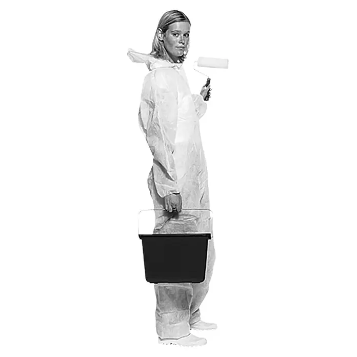 Wisent Arbeitsoverall - Damen, Weiß, L - Eine Person in Schutzkleidung hält einen Farbroller und einen Farbeimer in Schwarzweiß.
