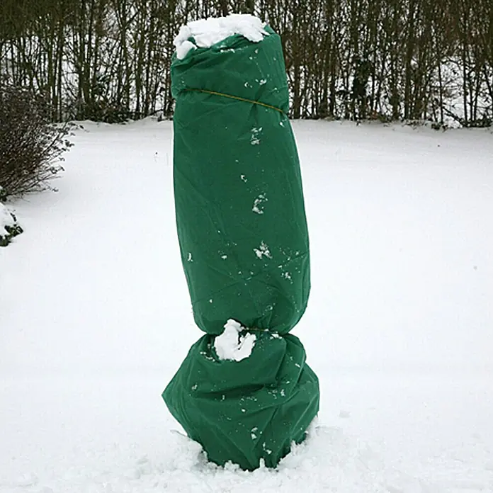 Floraworld Winterschutzvlies - Grün, 5 x 1,5 m - Winterfest machen! Schutzhülle für Pflanzen im Garten, bedeckt mit Schnee, schützt vor Kälte und Frost, damit sie unbeschadet durch den Winter kommen.