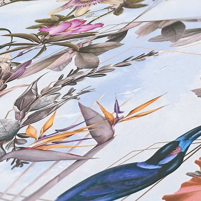 Tapete Tiere Maria M1-No.790 Vliestapete Weiß Grün Blumenoptik Dschungel -  - Tropisches Blumen- und Vogelmuster mit leuchtenden Blüten, grünen Blättern und einem blauen Vogel auf hellblauem Hintergrund, akzentuiert mit geometrischen Linien.