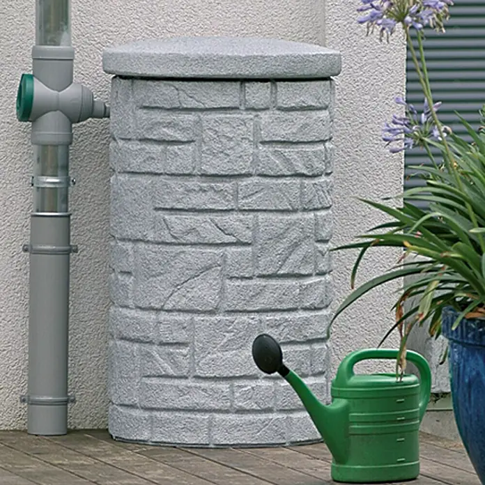 Arves Regenspeicher Arcado - 230 l, Granitfarben - Graue Regentonne in Steinoptik mit grünem Regenrohranschluss und Gießkanne. Die Regentonne ist ein praktischer Wasserspeicher für den Garten.