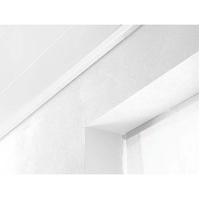 LOGOCLIC Abschlussleiste Weiß strukturiert - L x B x H: 260 cm x 36 mm x 16 mm, MDF - Weiße Deckenpaneele und Wand mit strukturierter Oberfläche, minimalistisches Design für moderne Innenräume.