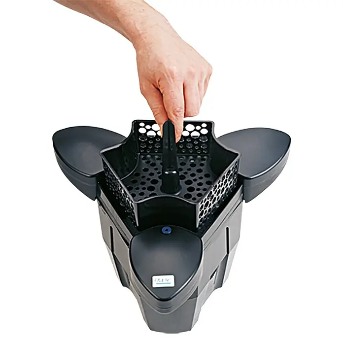 Oase Skimmer SwimSkim 25 - Leistungsaufnahme: 40 W, Fördermenge pro Std.: 2.500 l - Ein schwarzer Oase BioTec ScreenMatic² 40000 Filter wird von einer Hand bedient, ideal für Teiche bis zu 40000 Liter.