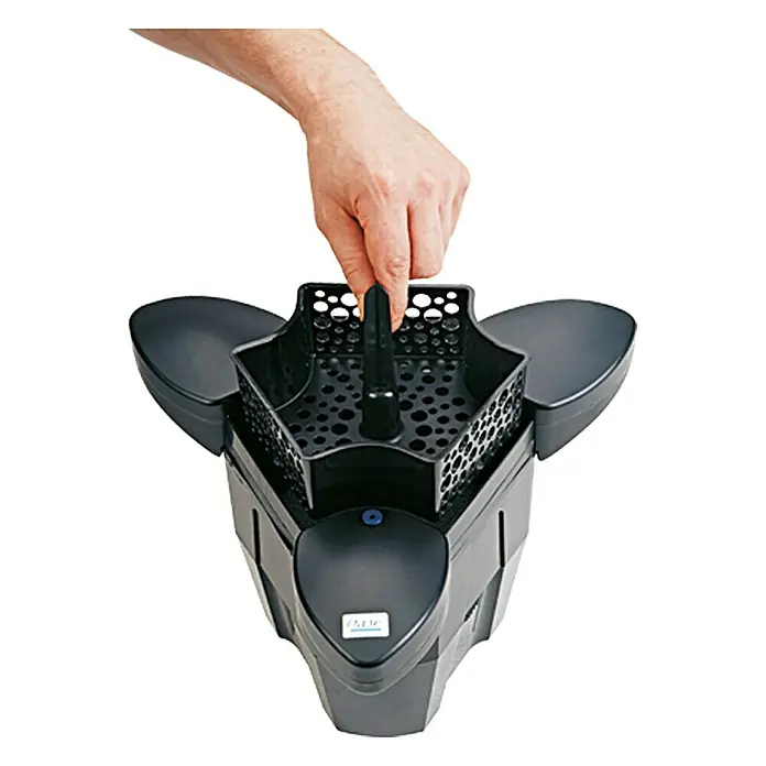 Oase Skimmer SwimSkim 25 - Leistungsaufnahme: 40 W, Fördermenge pro Std.: 2.500 l - Ein schwarzer Oase BioTec ScreenMatic² 40000 Filter wird von einer Hand bedient, ideal für Teiche bis zu 40000 Liter.