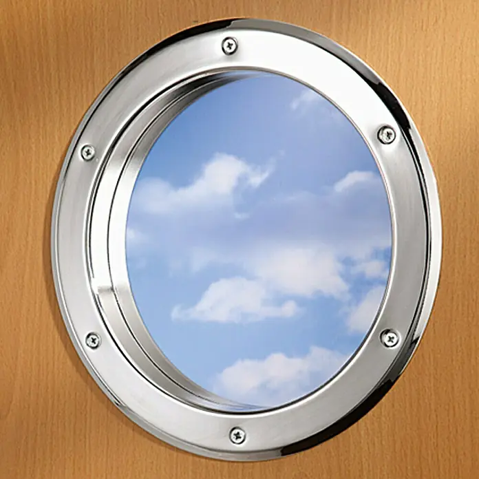 Mottez Bullauge - Metall, Silber, Optik Glas: Klarglas, Durchmesser: 39 cm - Rundes Bullauge mit Chromrand und Schrauben an einer Holzwand, das einen Blick auf den blauen Himmel mit Wolken bietet.