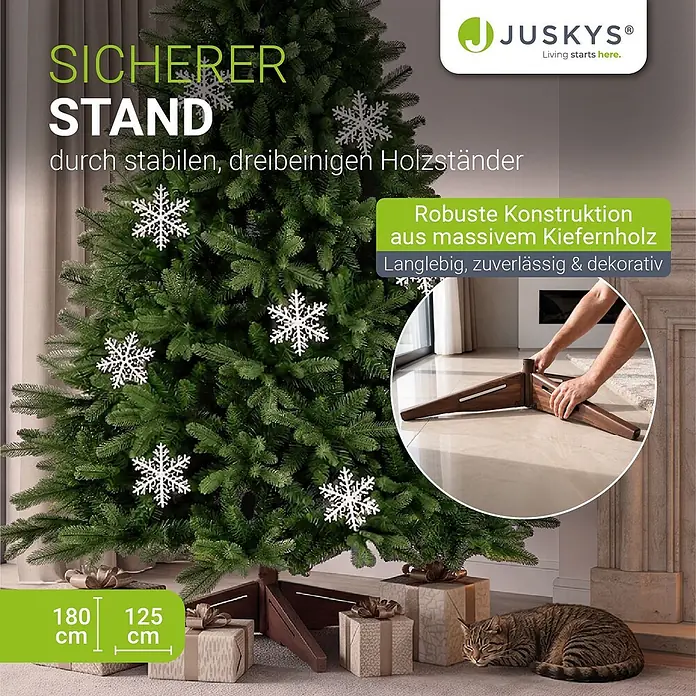 Weihnachtsbaum Norvi - L -  - Ein festlicher künstlicher Weihnachtsbaum, 180x125 cm, mit einem stabilen, dreibeinigen Holzständer aus massivem Kiefernholz in einem Wohnzimmer.