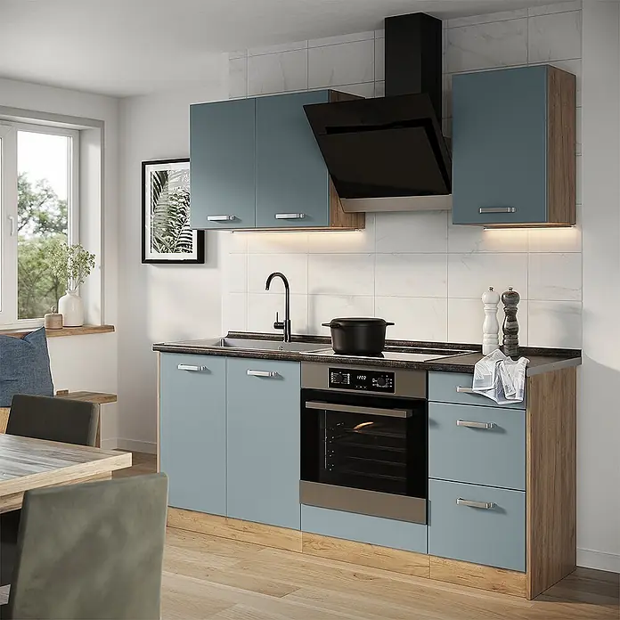Singleküche R-Line 180 cm Blau-Grau Art.-Nr. 67040 -  - Moderne Küchenzeile mit blaugrauen Schränken, Holzoptik-Akzenten, integrierter Spüle, Kochfeld, Backofen und Dunstabzugshaube.