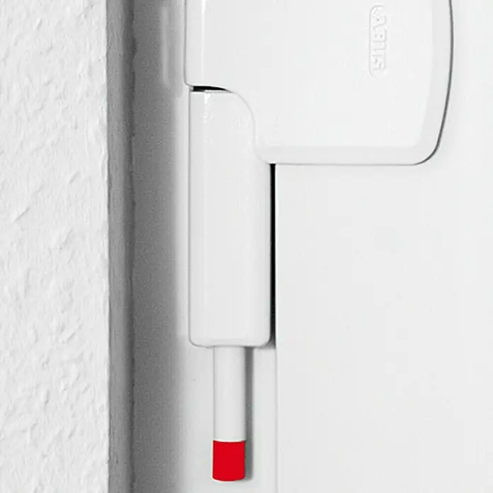 Abus Fenster-Zusatzschloss FTS 206 - Weiß, 0 mm - 25 mm - Nahaufnahme eines ABUS-Fensterschlosses mit rotem Indikator. Einbruchschutz für Zuhause mit zuverlässiger Sicherheitstechnik.