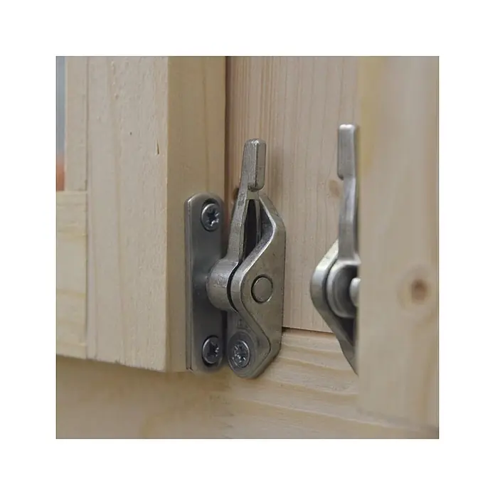Gartenhaus, Gerätehaus 30m2 - 6x5m - 40mm -  - Silberfarbener Metallverschluss mit Schrauben an hellen Holzfensterrahmen montiert.