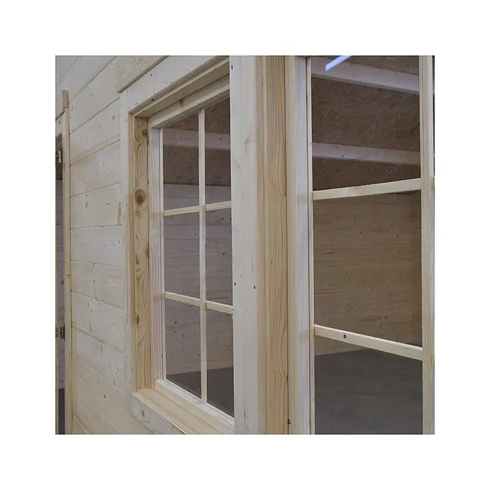 Gartenhaus, Gerätehaus 30m2 - 6x5m - 40mm -  - Innenansicht einer Hütte aus hellem Naturholz, mit Holzwänden und zwei Fenstern mit Rahmen.