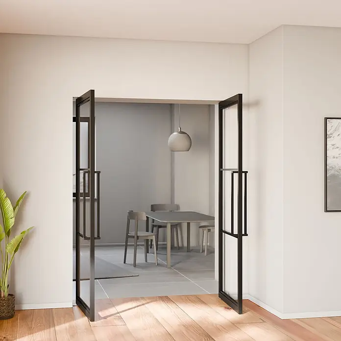 Glastür Loft Komplettset Doppeltür 1688x2115 Klarglas -  - Schwarze Glastüren mit Rahmen, offen zu einem Esszimmer mit Tisch und Stühlen.