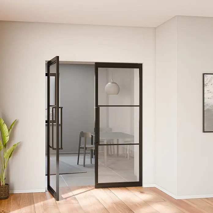 Glastür Loft Komplettset Doppeltür 1688x2115 Klarglas -  - Schwarze Glastüren mit Rahmen, eine leicht geöffnet, trennen zwei Räume in einem modernen Zuhause.