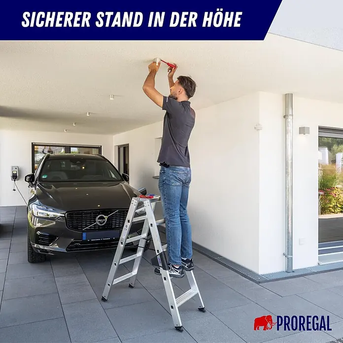 Stufen-Stehleiter beidseitig begehbar 2x4 Stufen -  - Mann auf Aluminium-Mehrzweckleiter arbeitet sicher an der Decke eines Carports.