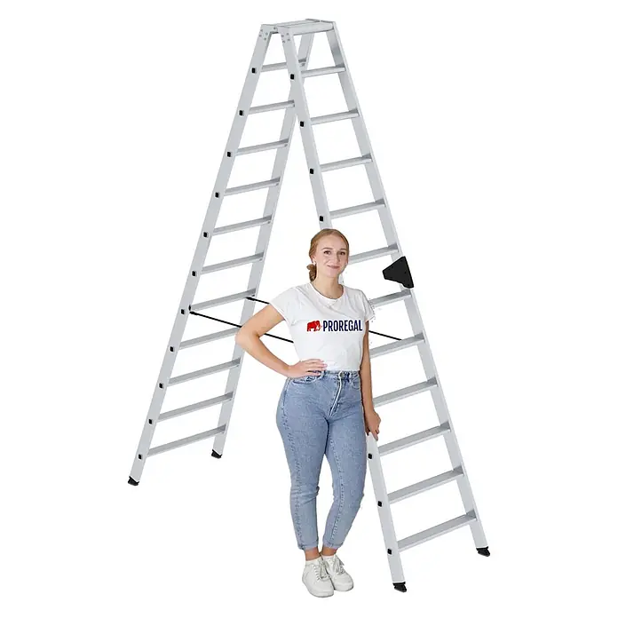 Stufen-Stehleiter beidseitig begehbar 2x12 Stufen -  - Silberne Aluminium-Mehrzweckleiter in A-Position, mit einer Frau daneben zur Größenveranschaulichung.