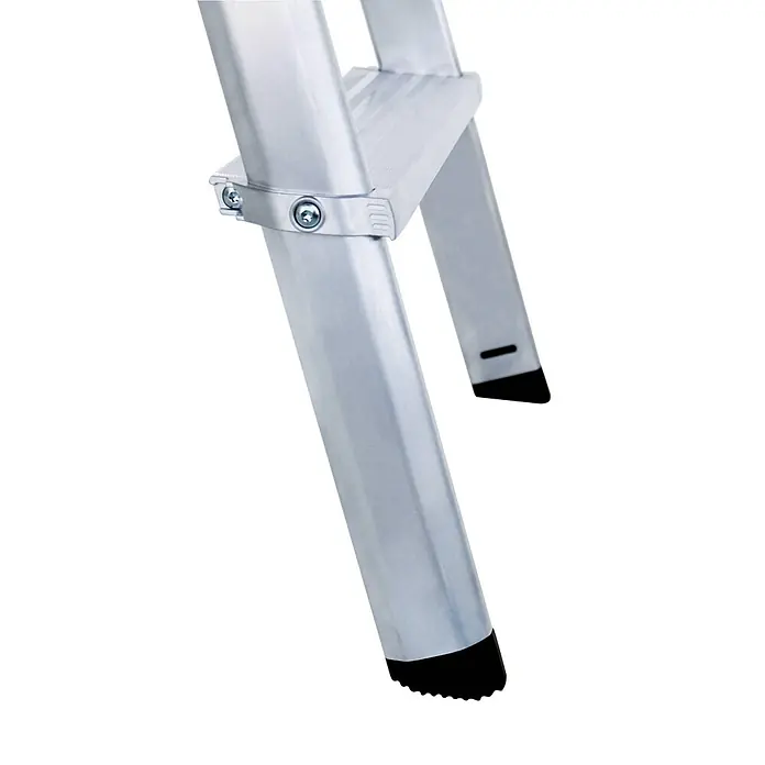 ML Stufen-Stehleiter einseitig begehbar 3 Stufen -  - Silberne Aluminiumleiter mit schwarzen Gummifüßen und einer Stufe.