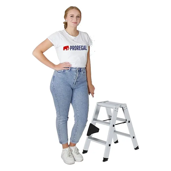 Stufen-Stehleiter beidseitig begehbar 2x3 Stufen -  - Grauer zweistufiger Aluminium-Klapphocker, mit einer Frau zur Größenangabe gezeigt.