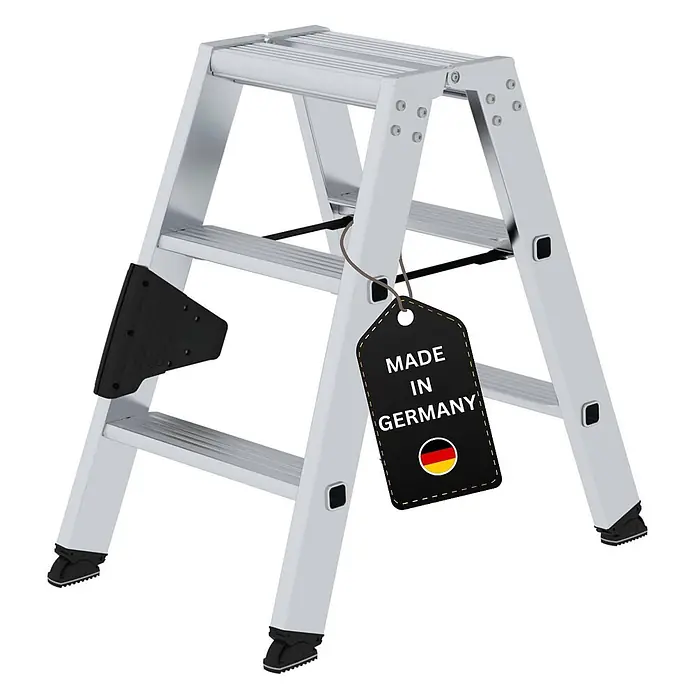 Stufen-Stehleiter beidseitig begehbar 2x3 Stufen -  - Silberne Aluminium-Klapptritt mit zwei Stufen, schwarzen Anti-Rutsch-Elementen und einem 'Made in Germany' Etikett.