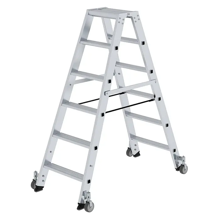 Stufen-Stehleiter beidseitig begehbar mit Rollen 2x6 Stufen -  - Silberfarbene Aluminium-Stufenleiter mit mehreren Stufen und Rollen an allen vier Beinen für Mobilität.