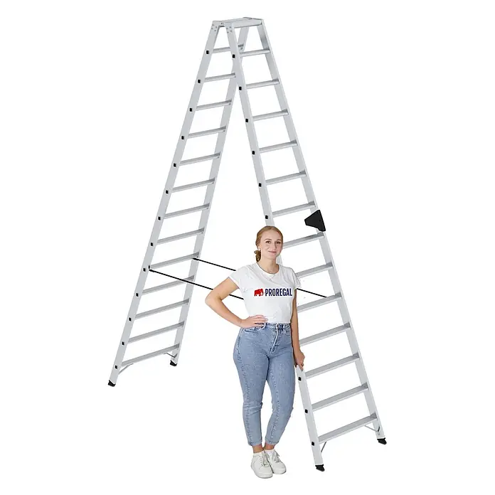 Stufen-Stehleiter beidseitig begehbar 2x14 Stufen -  - Silberne Aluminium-Klappleiter, mit einer Person zur Größenveranschaulichung.