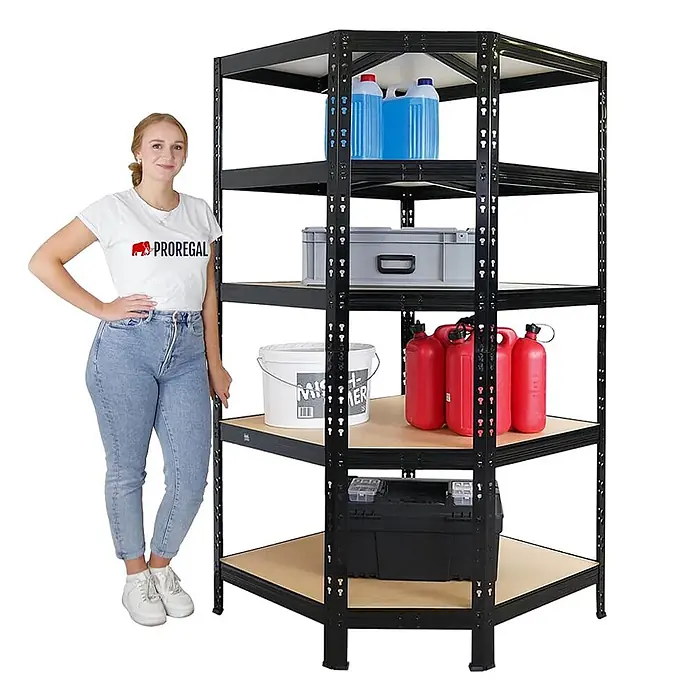 Set Deal Tiger 1x Eckregal+2x Schwerlastregal 180x120x60cm 265 kg Schwarz -  - Schwarzes Eckregal aus Metall mit Holzablagen, gefüllt mit Gegenständen. Eine Frau steht daneben zur Größenveranschaulichung.