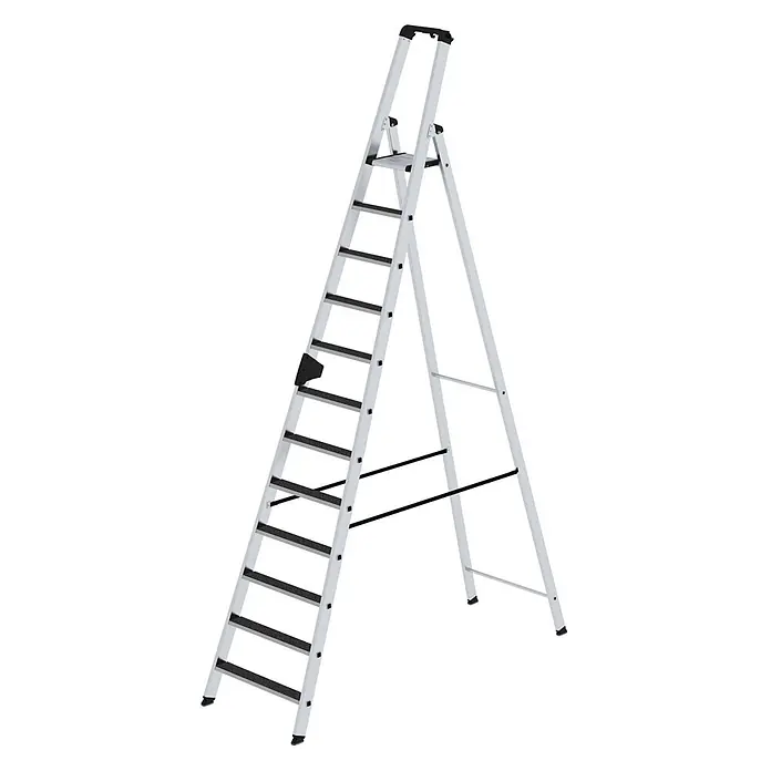 Stufen-Stehleiter einseitig begehbar mit clip-step R13 12 Stufen -  - Klappbare Aluminium-Stehleiter in Silber mit schwarzen rutschfesten Stufen und oberem Handlauf.