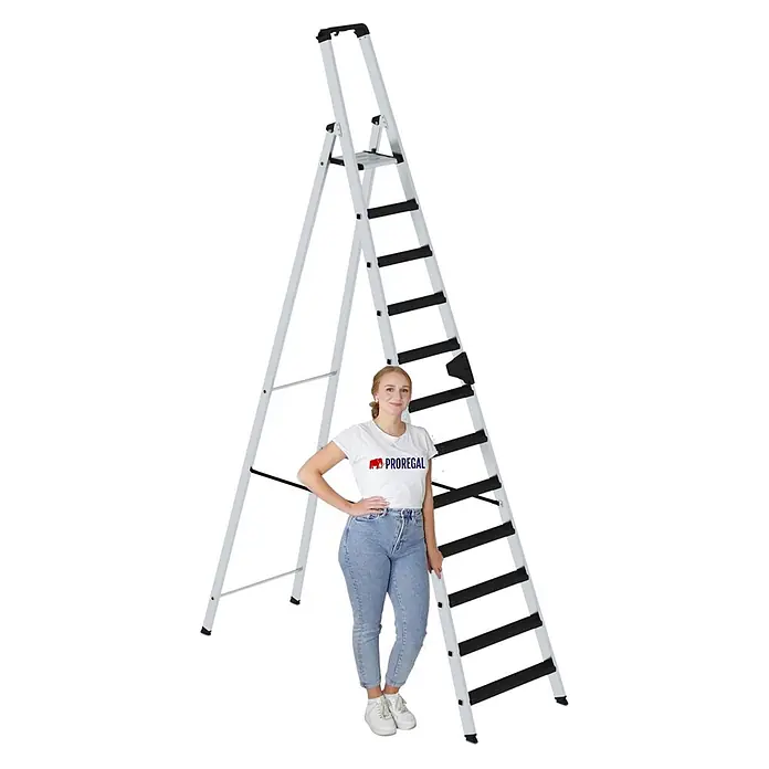 Stufen-Stehleiter einseitig begehbar mit clip-step relax 12 Stufen -  - Aluminium-Klappleiter mit schwarzen Stufen, daneben steht eine Frau zur Größenanzeige.