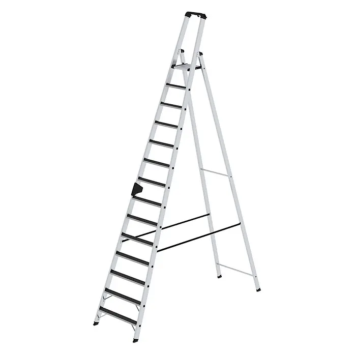 Stufen-Stehleiter einseitig begehbar mit clip-step R13 14 Stufen -  - Hohe silberne Stehleiter mit schwarzen Trittflächen und schwarzen Stabilisierungsstangen.