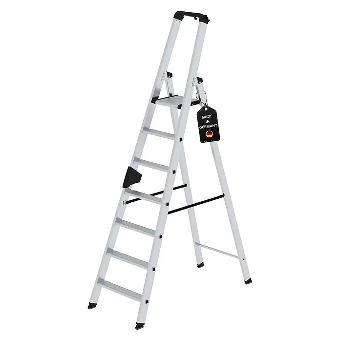 Stufen-Stehleiter einseitig begehbar 7 Stufen -  - Silberne Aluminium-Klappleiter mit schwarzen Akzenten und "Made in Germany"-Etikett.