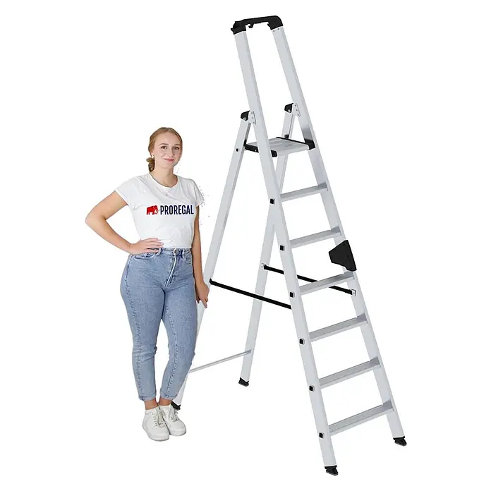 Stufen-Stehleiter einseitig begehbar 7 Stufen -  - Silberne Aluminium-Klappleiter mit 6 Stufen, eine Frau steht daneben zur Größenreferenz.