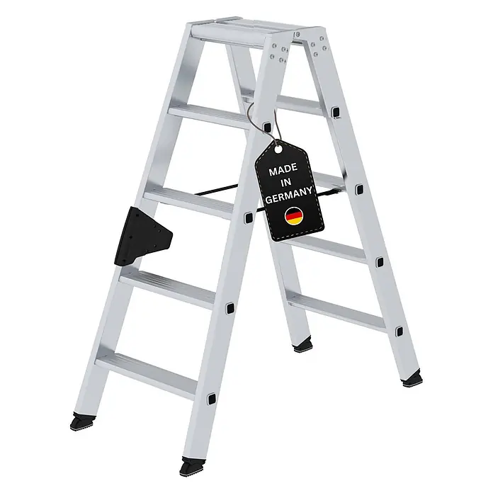 Stufen-Stehleiter beidseitig begehbar 2x5 Stufen -  - Silberne Aluminium-Stehleiter mit schwarzem 'Made in Germany'-Anhänger und deutscher Flagge.
