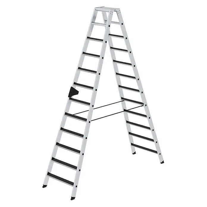Stufen-Stehleiter beidseitig begehbar mit clip-step R13 2x12 Stufen -  - Silberne Aluminium-Klappleiter mit schwarzen Anti-Rutsch-Sprossen und Stabilisierungsseilen, aufgeklappt.