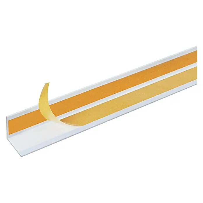 Alberts Winkelprofil - 2,6 m x 20 mm x 20 mm, Stärke: 1,5 mm, Aluminium, Weiß - Nahaufnahme einer weißen Eckleiste mit abziehbarer Schutzfolie, die eine einfache Installation ermöglicht und ein sauberes Finish bietet.