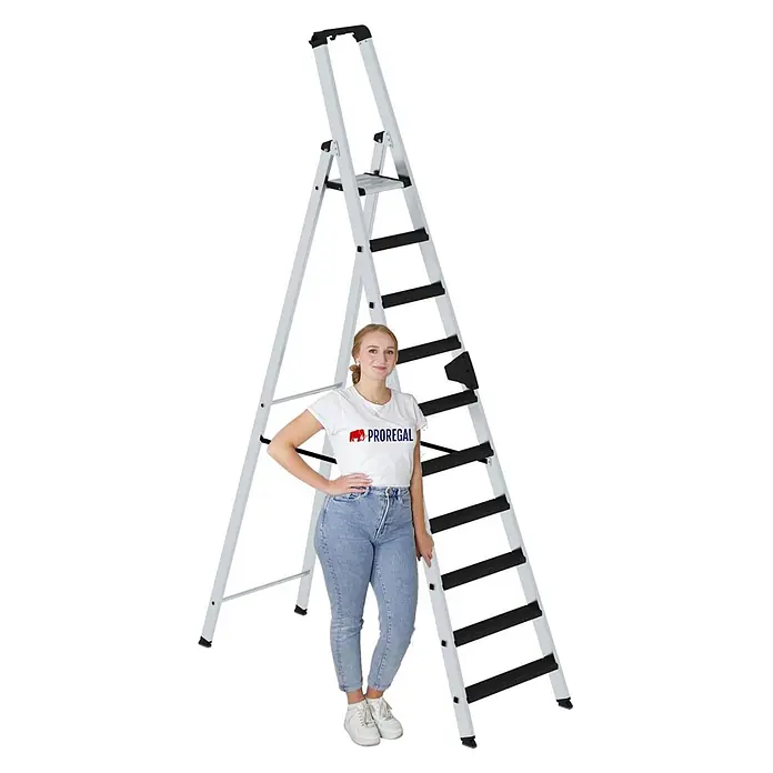 Stufen-Stehleiter einseitig begehbar mit clip-step relax 10 Stufen -  - Hohe silberne Aluminium-Klappleiter mit schwarzen Stufen, eine Frau dient als Größenreferenz.