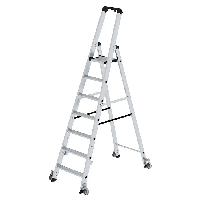 Stufen-Stehleiter einseitig begehbar mit Rollen 7 Stufen -  - Silberne Aluminium-Klappleiter mit schwarzem Handlauf, Plattform und Rollen für Mobilität.