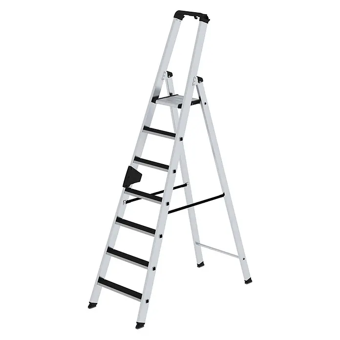 Stufen-Stehleiter einseitig begehbar mit clip-step 7 Stufen -  - Silberne Aluminium-Klappleiter mit schwarzen, rutschfesten Stufen, einer oberen Plattform und einem schwarzen Handlauf.