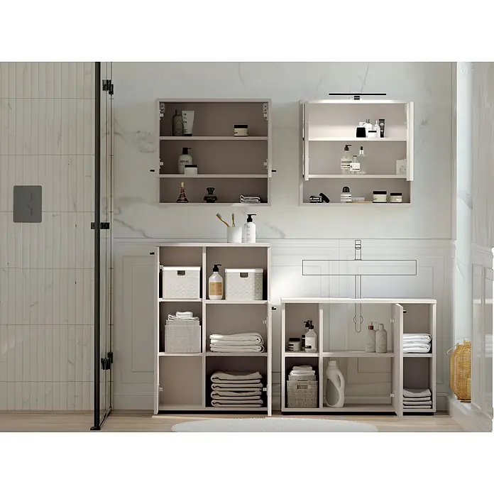 Respekta Badmöbel-Set Lina - Gesamtbreite Badmöbel: 155 cm, Kaschmir, Matt, Mit Beleuchtung, 4 -tlg. - Helle Badezimmermöbel: Wand- und Unterschränke, bestückt mit Pflegeprodukten, Handtüchern und Körben in einer Badumgebung.