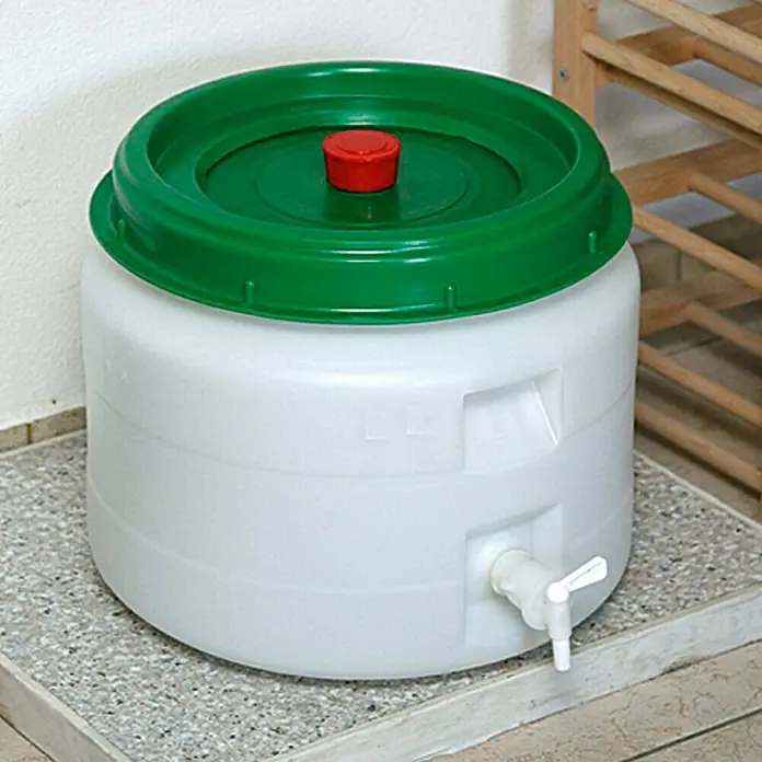 Floraworld Classic Getränkefass - 30 l - Kunststofffass mit grünem Deckel und rotem Verschluss, ausgestattet mit einem weißen Hahn. Praktisch für Flüssigkeiten.