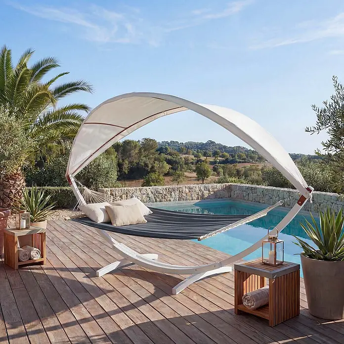 Mendler Hängematte HWC-J47 bis 200kg 420cm - weiß, grau -  - Weißer freistehender Hängematte mit gestreiftem Liegebereich und Sonnendach, auf einer Holzterrasse am Pool für Entspannung im Freien.