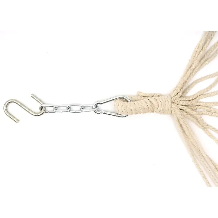Mendler Hängematte HWC-J47 bis 200kg 420cm - weiß, grau -  - Silberner Metall-S-Haken, Kette und Karabiner, die mit einem Bündel dicker, beigefarbener Seile verbunden sind, als Aufhängevorrichtung.