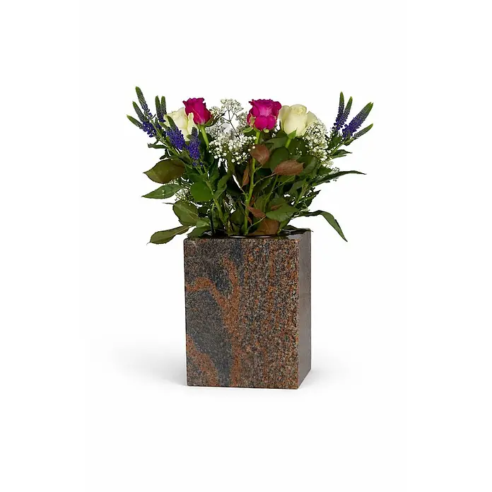 Grabvase Cube-XL, LxBxH: 17x17x25 cm, Granit, Gneis, Rot-Grau -  - Quadratische Vase aus dunklem, gesprenkeltem Stein, mit einem Blumenstrauß aus rosa und weißen Rosen, Schleierkraut und lilafarbenen Ährenblumen.