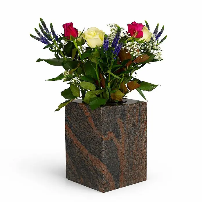 Grabvase Cube-XL, LxBxH: 17x17x25 cm, Granit, Gneis, Rot-Grau -  - Quadratische Vase aus poliertem Granit in Braun- und Schwarztönen, gefüllt mit bunten Blumen.
