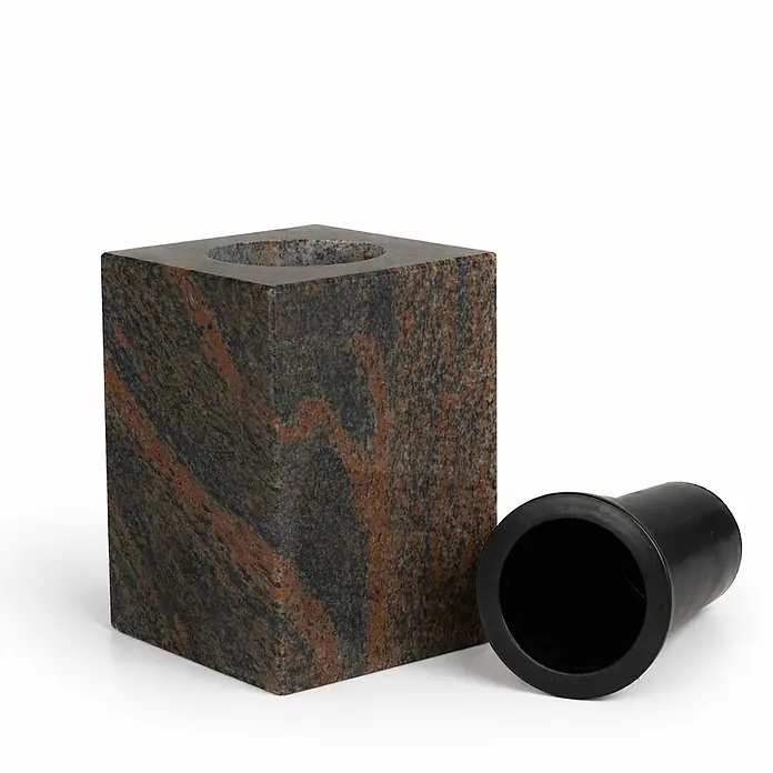 Grabvase Cube-XL, LxBxH: 17x17x25 cm, Granit, Gneis, Rot-Grau -  - Quadratischer dunkler Granit-Blumenhalter mit rotbraunen Äderungen und separatem schwarzem Kunststoffeinsatz für Blumen.